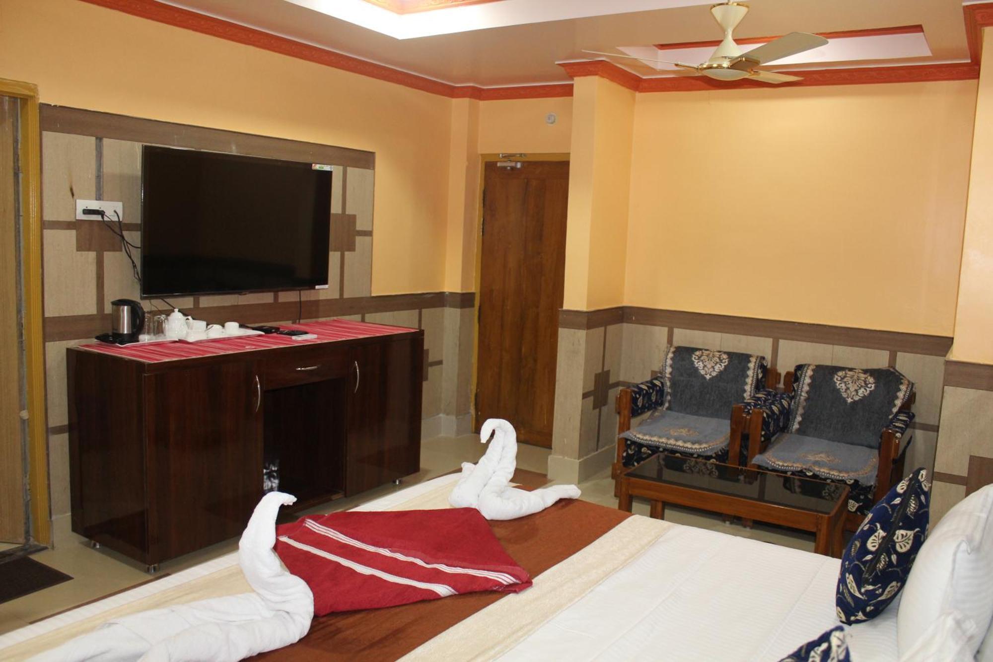 Gokul Plaza Hotel Bhubaneswar Exterior photo