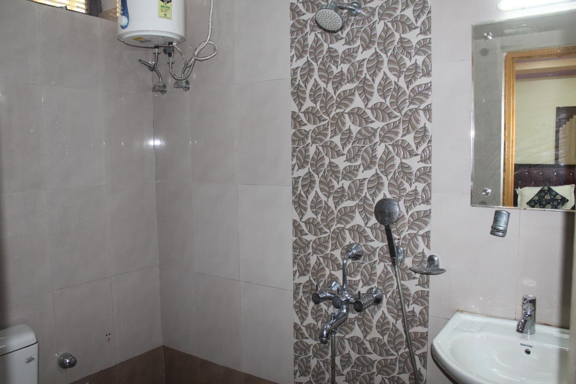 Gokul Plaza Hotel Bhubaneswar Exterior photo